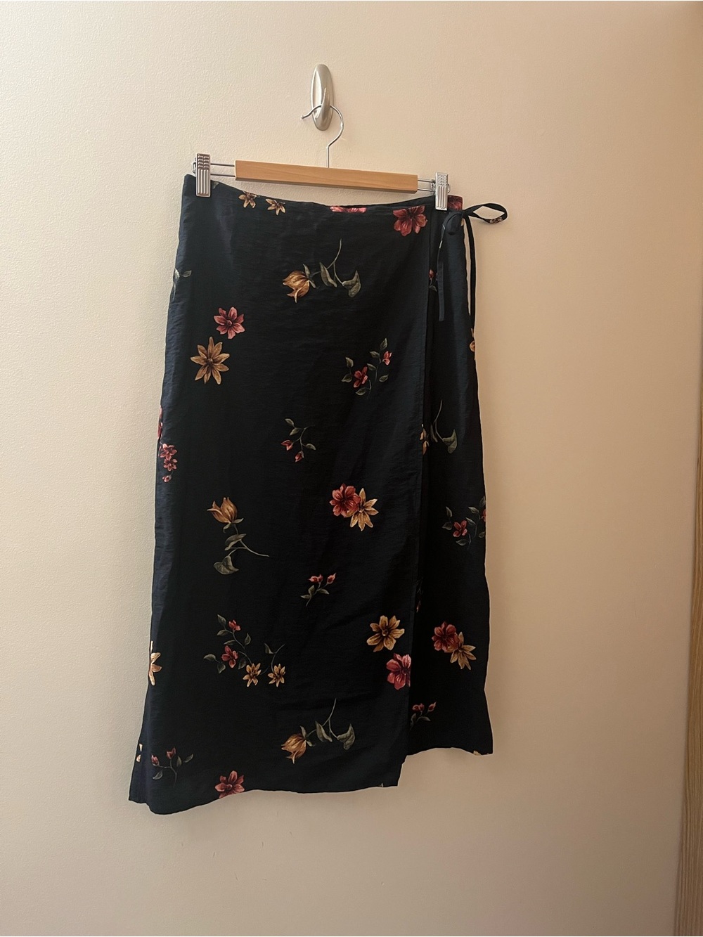 Reitmans Black Floral Wrap Skirt Women's Midi